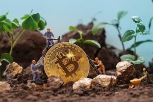 Environmental, Social and Governance. Renewable Cryptocurrency Mining. Miner figurines digging ground to uncover big Gold bitcoin. Eco-friendly cryptocurrencies.